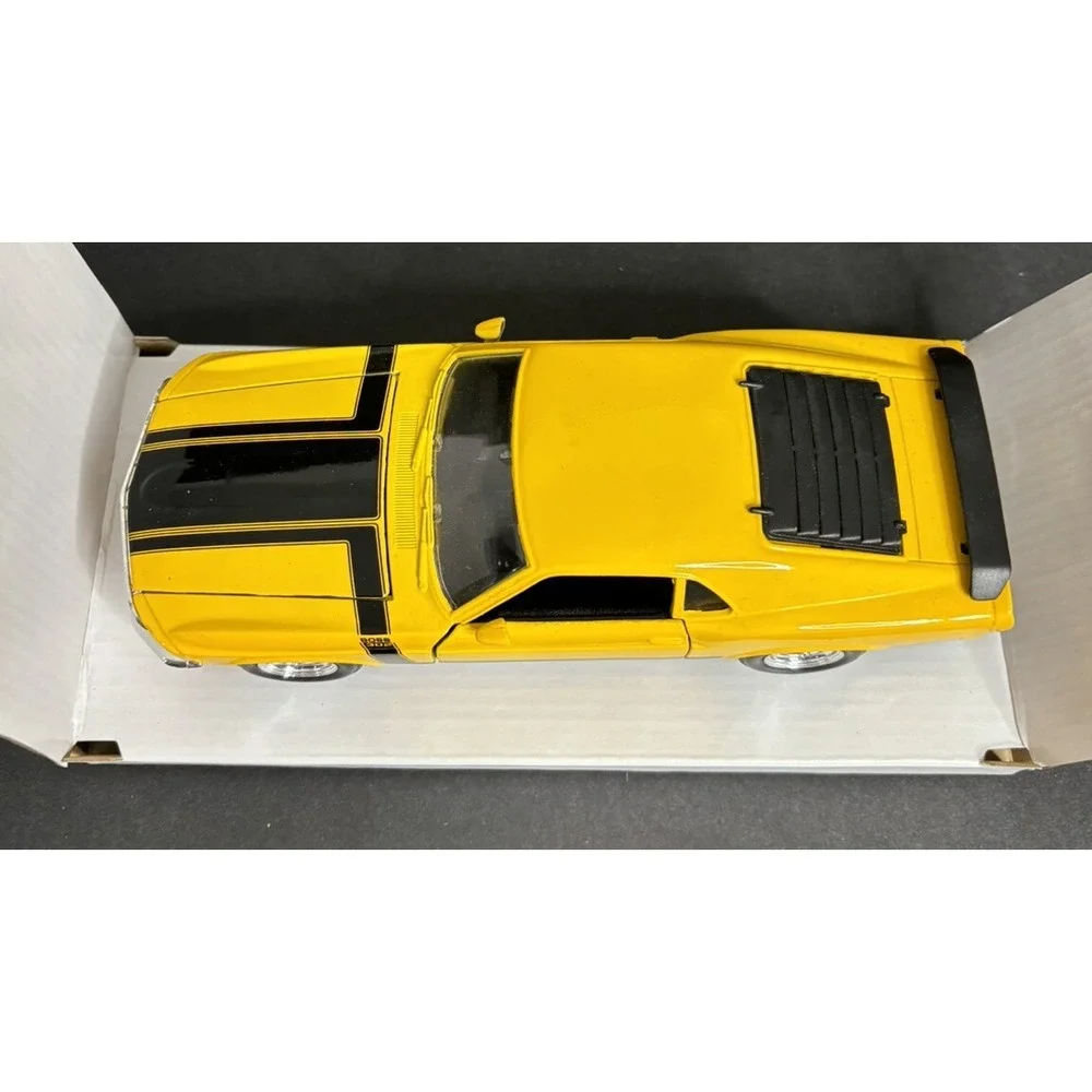 Maisto 1970 Ford Mustang Boss 302 Diecast Car Yellow 1/24 Scale #31900 with Box